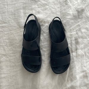 WOMEN’S CROCS BROOKLYN LOW WEDGE, Size 6